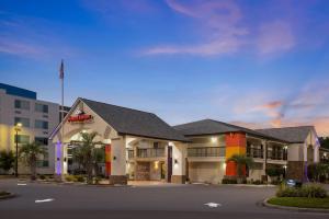 een weergave van de voorgevel van een hotel bij Howard Johnson by Wyndham Savannah GA in Savannah