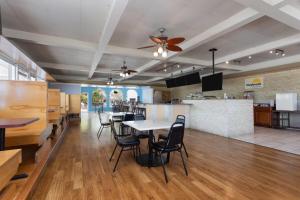 En restaurant eller et andet spisested på Days Inn by Wyndham Fort Myers Springs Resort