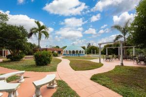 En have udenfor Days Inn by Wyndham Fort Myers Springs Resort