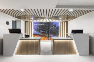 a lobby with two desks with laptops on them at La Quinta by Wyndham Atlanta Roswell in Roswell