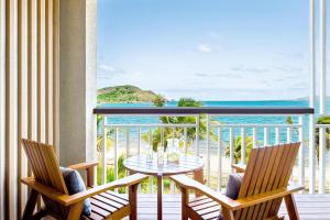 ein Balkon mit Tisch und Stühlen und dem Meer in der Unterkunft Park Hyatt St. Kitts in Christophe Harbour