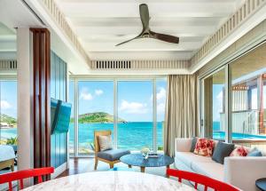 ein Wohnzimmer mit Blick auf das Meer in der Unterkunft Park Hyatt St. Kitts in Christophe Harbour
