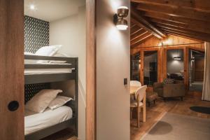 een kamer met een stapelbed en een woonkamer bij Résidence l'Oxalys in Val Thorens +53 foto's