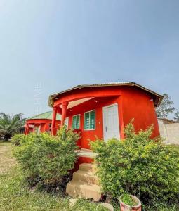 ambayard的一间红色的小房子,有白色的门 更多4张照片