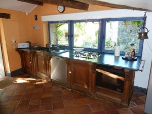 Kuchyň nebo kuchyňský kout v ubytování Le gîte de Paxou