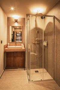 een badkamer met een douche en een wastafel bij Résidence l'Oxalys in Val Thorens