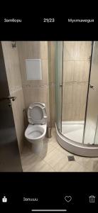 ein Badezimmer mit Toilette und Dusche in der Unterkunft Апартаменти Нино in Sozopol + 13 Fotos