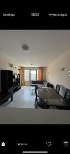 mit Blick auf ein Wohnzimmer mit einem Sofa und einem TV in der Unterkunft Апартаменти Нино in Sozopol