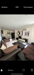 ein Wohnzimmer mit zwei Betten und einem Fernseher in der Unterkunft Апартаменти Нино in Sozopol