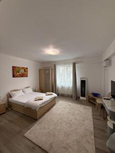 una camera da letto con un letto, una scrivania e una televisione di Parlament Residence a Bucarest