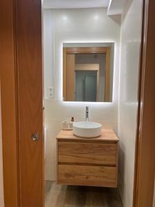 een badkamer met een wastafel en een spiegel bij Luxury Housing in Formigal in Formigal