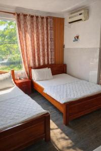 Giường trong phòng chung tại Hải Quỳnh Hotel
