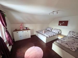 een woonkamer met een bank en een tafel bij Apartmány 68 in Kámen +46 foto's