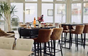 a dining room with a table and chairs at Parkhotel am Schloss Machern in Machern