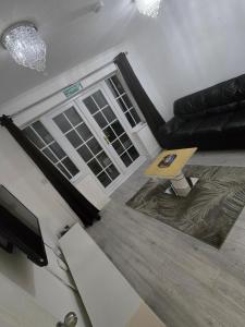 TV a/nebo společenská místnost v ubytování Starfluence Properties - Lovely Double Room