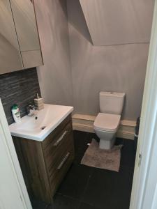 Koupelna v ubytování Starfluence Properties - Lovely Double Room + 5 fotografií