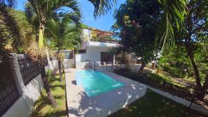 een villa met zwembad voor een huis bij Designer Villa "Sunset Hills" with Pool in Puerto Princesa City +52 foto's