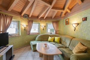 a living room with a couch and a table at Märchenhafte Ferienhäuser in Zaulsdorf