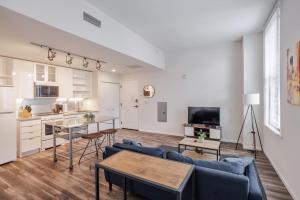 un soggiorno con un divano e un tavolo di CozySuites Sky Central #17 a Cincinnati