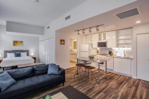 un soggiorno e una cucina con un letto e un divano di CozySuites Sky Central #17 a Cincinnati