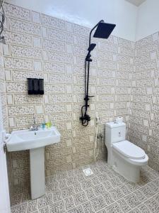 ein Badezimmer mit Toilette, Waschbecken und Dusche in der Unterkunft Remal Camp in Al Raka + 29 Fotos