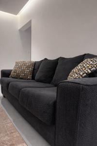 een zwarte bank in een woonkamer bij Abu Rakan Apartment in Muscat +76 foto's