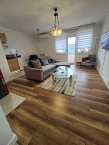 un soggiorno con un divano e un tavolo di Apartman Srbac a Srbac