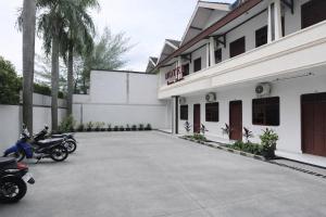 a motorcycle parked in front of a building at Hotel Danau Indah By ARBA in Cibuntu +29 photos