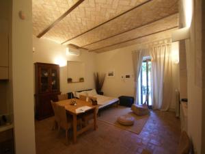 een woonkamer met een tafel en een bank bij Modern holiday home in Foligno - Loc with pool in Case Vecchie