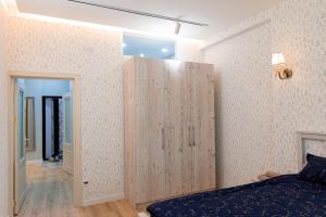 een slaapkamer met een grote houten kast in de muur bij Lavender H in Khujand