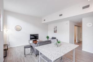 un soggiorno con un divano e un tavolo di CozySuites Sky Central #7 a Cincinnati