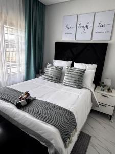 En eller flere senge i et værelse på MAITA Apartments + 19 billeder