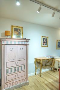eine Kommode und eine Bank in einem Zimmer in der Unterkunft The Loft in Sliema