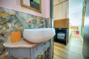 ein Badezimmer mit einem Waschbecken auf der Theke in der Unterkunft The Loft in Sliema