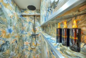 ein Zimmer mit vielen Flaschen Wein an der Wand in der Unterkunft The Loft in Sliema