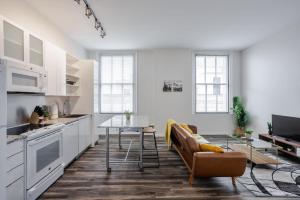 una cucina bianca con divano e tavolo di CozySuites Sky Central #21 a Cincinnati