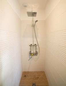 een douche in de hoek van een badkamer bij Kercabellec in Mesquer