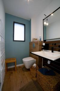 een badkamer met een wit toilet en een wastafel bij Kercabellec in Mesquer +2 foto's