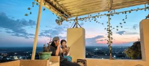 due donne sedute a una finestra che guardano la città di Hotel Nomadic Haveli a Jaisalmer