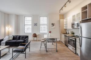 een keuken en woonkamer met een bank en een tafel bij CozySuites Sky Central #4 in Cincinnati