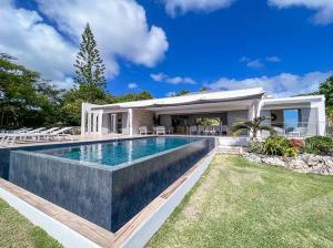 een zwembad in de achtertuin van een huis bij Sea view beach access path ! in Saint-François
