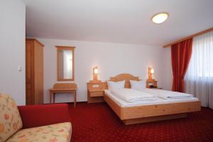 מיטה או מיטות בחדר ב-Parkhotel Waldlust