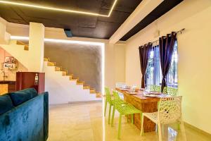 Khu vực ghế ngồi tại ll EMPYREAN STAY ll BLACK PANTHER VILLA ll 3BHK ll ll PRIVATE POOL ll AC ll FREE WIFI ll