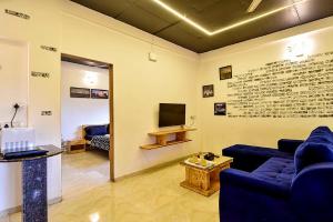 TV/trung tâm giải trí tại ll EMPYREAN STAY ll BLACK PANTHER VILLA ll 3BHK ll ll PRIVATE POOL ll AC ll FREE WIFI ll