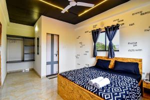 Giường trong phòng chung tại ll EMPYREAN STAY ll BLACK PANTHER VILLA ll 3BHK ll ll PRIVATE POOL ll AC ll FREE WIFI ll +30 ảnh