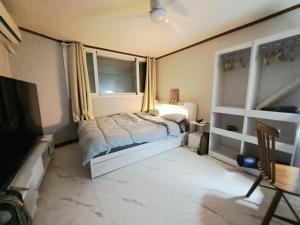 a bedroom with a bed and a window at Dodahm guesthouse stay in Incheon +30 photos