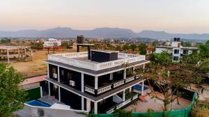 Cảnh núi rừng hoặc tầm nhìn ra núi từ quán trọ