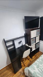 Et tv og/eller underholdning på Private Room with a view, close to everything + 8 billeder