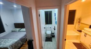 Et badeværelse på Private Room with a view, close to everything