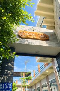 Et logo, certifikat, skilt eller en pris der bliver vist frem på Dượng Tài Homestay